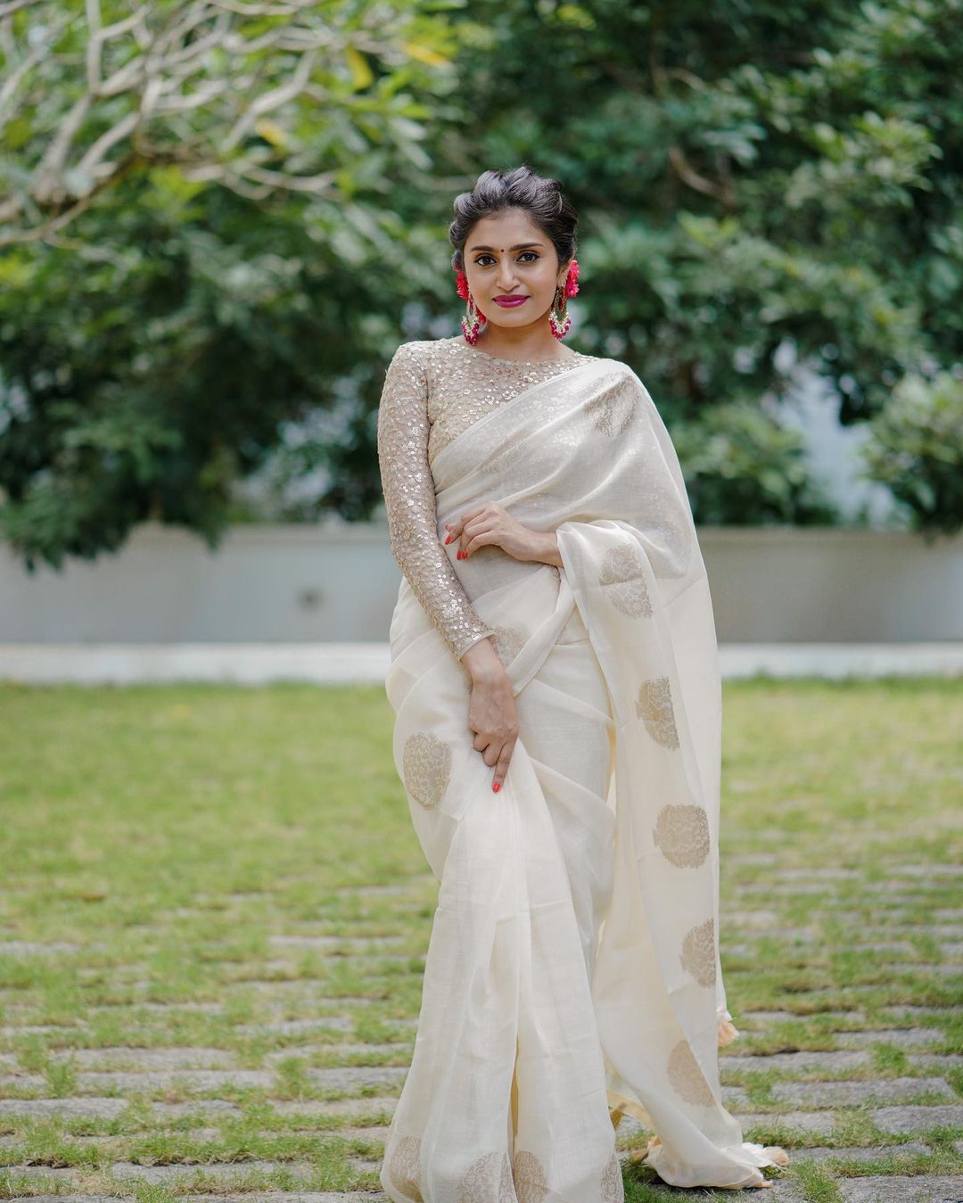 Linen zari saree with heavy brouch design golden zari