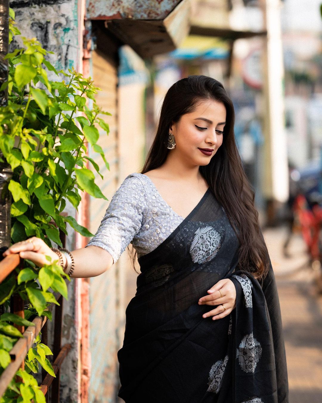 Linen Silver zari saree with heavy Brouch  Design